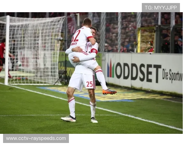 弗赖堡4球大胜美因茨,球迷赛后燃放紫色烟花